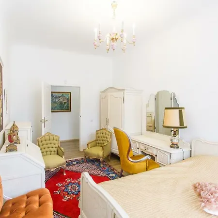 Old Town Charm Apartment *